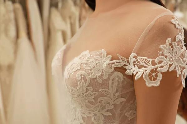 Kobieta Przymierzająca Suknię Ślubną Butiku Zbliżenie — Zdjęcie stockowe