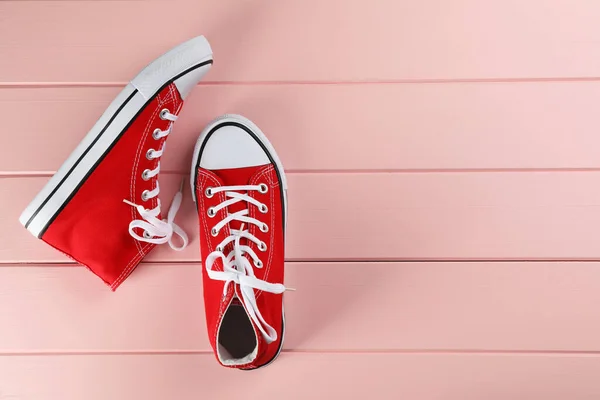 Par Zapatillas Rojas Sobre Mesa Madera Rosa Planas Espacio Para —  Fotos de Stock