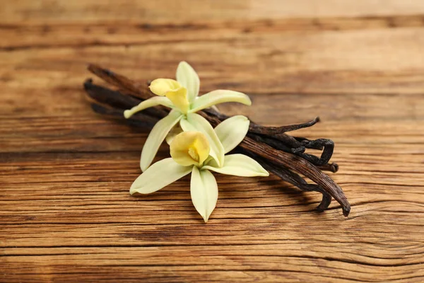 Paus Baunilha Aromáticos Flores Mesa Madeira Close — Fotografia de Stock