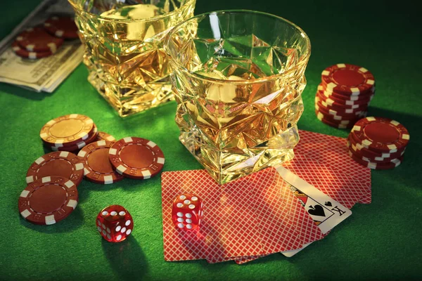 Puces Casino Dés Cartes Jouer Verres Whisky Sur Table Verte — Photo