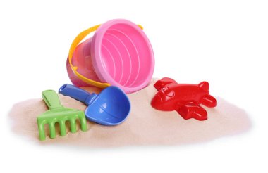 Beyazlar üzerinde kumdan izole edilmiş renkli kumsal oyuncakları.