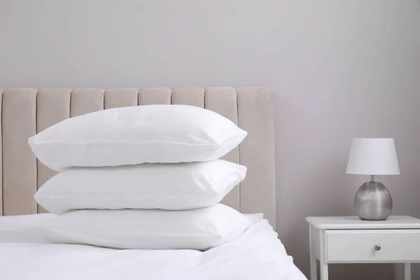 White Soft Pillows Bed Lamp Room — Stock Photo, Image