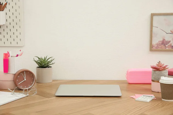 Elegante Lugar Trabajo Con Portátil Escritorio Madera Cerca Pared Blanca — Foto de Stock