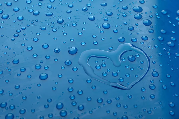 Forma Corazón Agua Gotas Sobre Fondo Azul —  Fotos de Stock