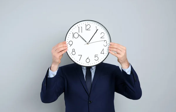 Geschäftsmann Mit Uhr Auf Grauem Hintergrund Zeitmanagement — Stockfoto