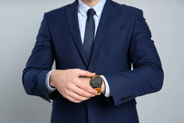 Hombre Negocios Con Reloj Pulsera Sobre Fondo Gris Primer Plano —  Fotos de Stock