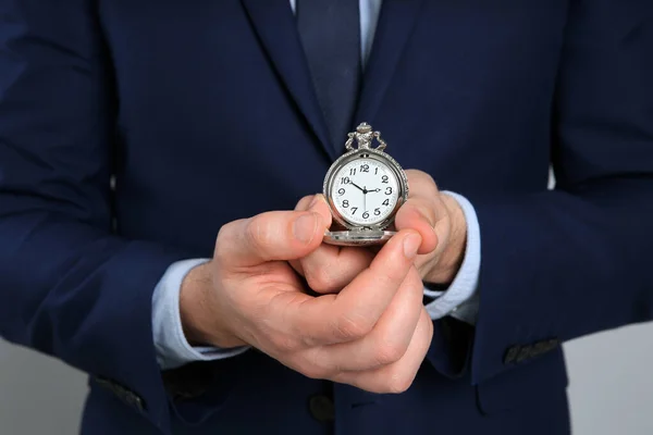 Бізнесмен Тримає Кишеньковий Годинник Крупним Планом Управління Часом — стокове фото