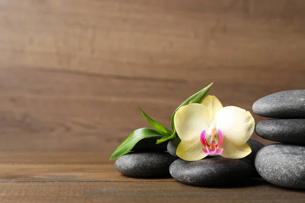 Wellness Steine Schöne Orchideenblumen Und Bambus Sprießen Auf Dem Holztisch — Stockfoto