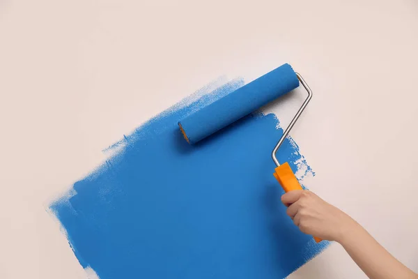 Mujer Pintando Pared Con Rodillo Primer Plano Redecoración — Foto de Stock