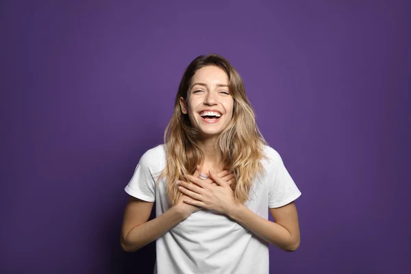 Joven Alegre Riendo Sobre Fondo Violeta — Foto de Stock