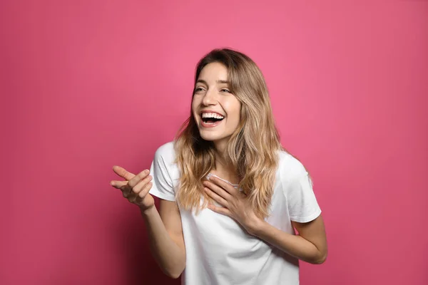 Fröhliche Junge Frau Lacht Auf Rosa Hintergrund — Stockfoto