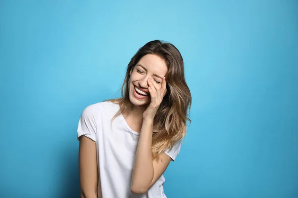 Glada Ung Kvinna Skrattar Ljusblå Bakgrund — Stockfoto