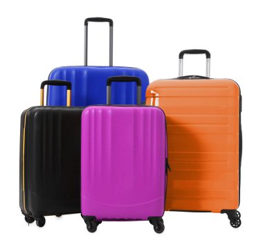 Beyaz arka planda seyahat etmek için modern bavullar