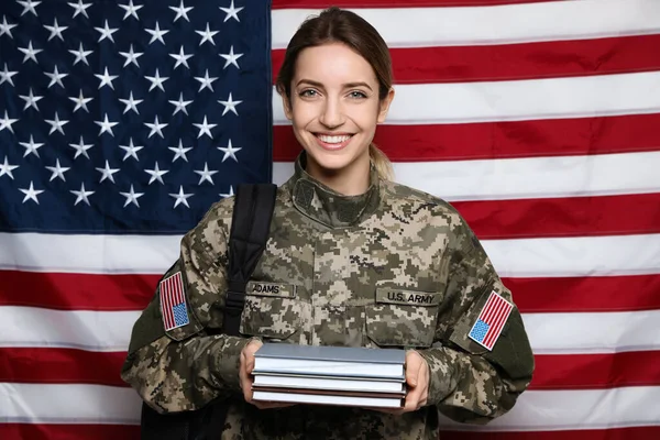 Kadetka Plecakiem Książkami Przeciwko Amerykańskiej Fladze Edukacja Wojskowa — Zdjęcie stockowe