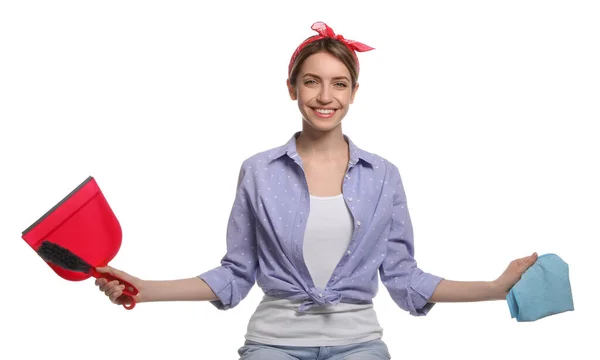 Jonge Huisvrouw Met Stofblik Borstel Doek Witte Achtergrond — Stockfoto