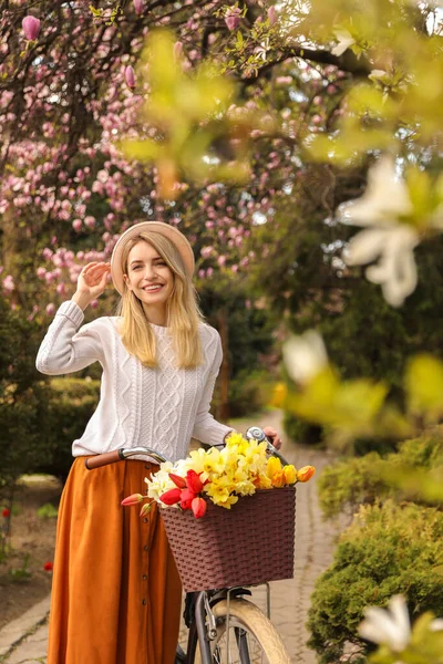 Schöne Junge Frau Mit Fahrrad Und Blumen Park Einem Angenehmen — Stockfoto