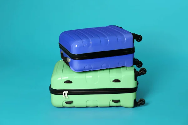 Moderne Koffer Für Reisen Auf Blauem Hintergrund — Stockfoto