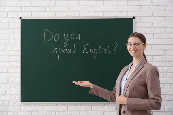 Profesor Cerca Pizarra Verde Con Inscripción You Speak English Aula — Foto de Stock