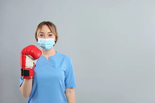 Médico Con Máscara Protectora Guantes Boxeo Sobre Fondo Gris Claro —  Fotos de Stock