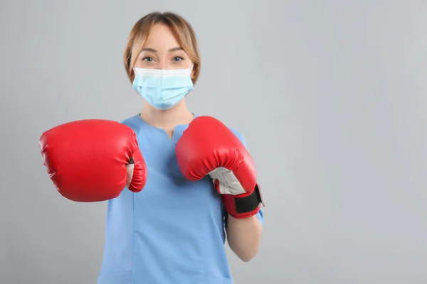 Médico Con Máscara Protectora Guantes Boxeo Sobre Fondo Gris Claro —  Fotos de Stock