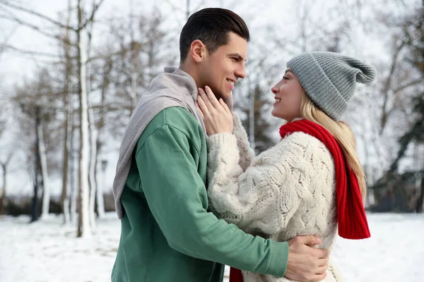 Hermosa Pareja Feliz Aire Libre Día Invierno —  Fotos de Stock