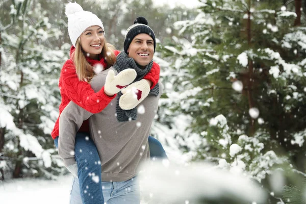 Belo Casal Feliz Floresta Nevada Dia Inverno — Fotografia de Stock