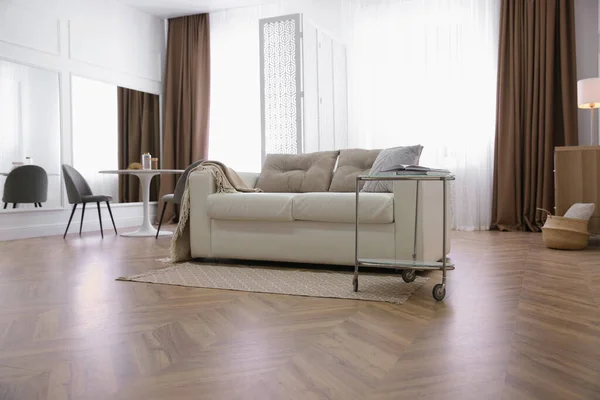 Sala Estar Moderna Con Suelo Parquet Muebles Elegantes — Foto de Stock