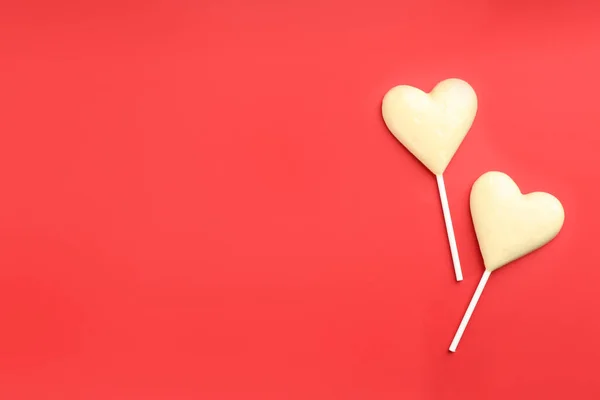 Kırmızı Arka Planda Çikolatalı Kalp Şeklinde Lolipoplar Metin Için Boşluk — Stok fotoğraf