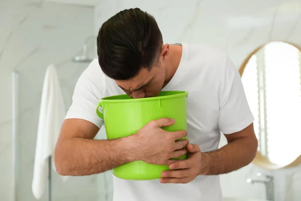 Hombre Con Cubo Que Sufre Náuseas Baño Intoxicación Alimentaria — Foto de Stock