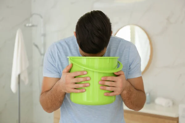 Hombre Con Cubo Que Sufre Náuseas Baño Intoxicación Alimentaria — Foto de Stock