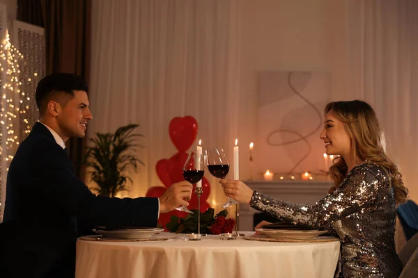 Szép Pár Romantikus Vacsora Valentin Napon Étteremben — Stock Fotó