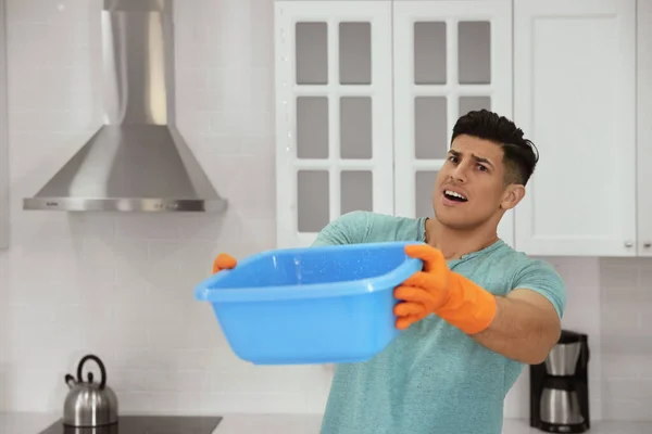 Homem Emocional Coletando Água Vazando Teto Cozinha Telhado Danificado — Fotografia de Stock