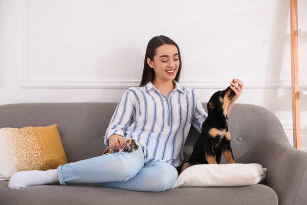 Femme Avec Chiot Mignon Intérieur Charmant Animal — Photo