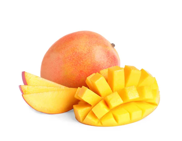 全体的においしいと白の背景にマンゴーをカット — ストック写真