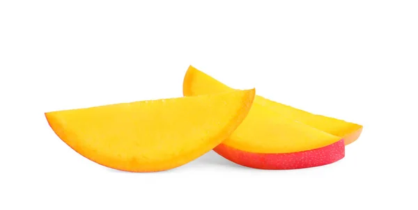白い背景にジューシーなマンゴーのスライス 熱帯果実 — ストック写真