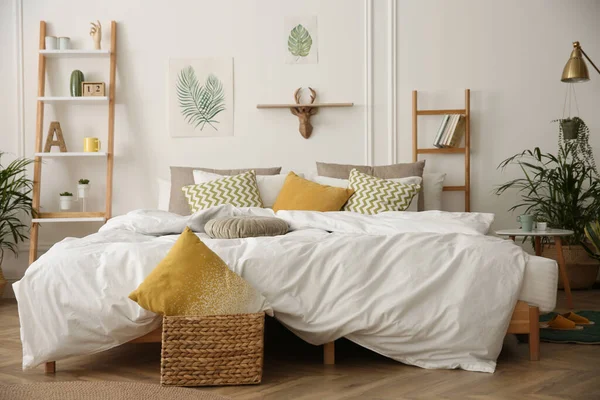 Kamar Tidur Modern Dengan Indah Rumah Segar Tanaman — Stok Foto