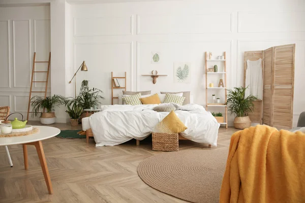 Modernes Schlafzimmer Mit Schönen Frischen Zimmerpflanzen — Stockfoto