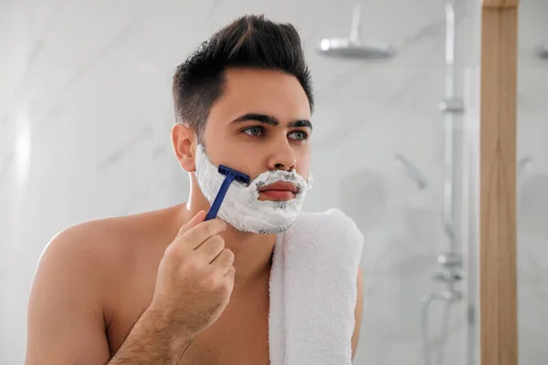 Yakışıklı Genç Adam Banyoda Tıraş Olurken Tıraş Oluyor — Stok fotoğraf