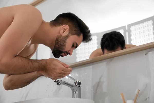 Bonito Jovem Lavando Depois Fazer Barba Banheiro — Fotografia de Stock