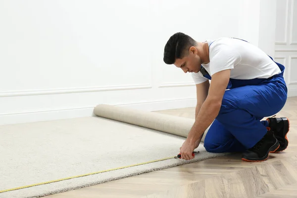 Worker Measuring Tape Installing New Carpet Indoors — Stock Photo, Image