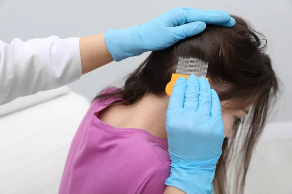 Dokter Menggunakan Sisir Nit Pada Gadis Kecil Rambut Dalam Ruangan — Stok Foto