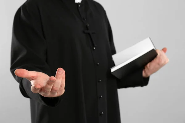 Sacerdote Com Bíblia Orando Fundo Cinza Close — Fotografia de Stock