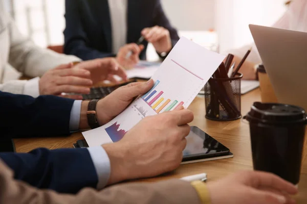 Empresarios Reunidos Oficina Cerca Consultoría — Foto de Stock