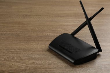 Ahşap arka planda modern Wi-Fi yönlendirici. Metin için boşluk