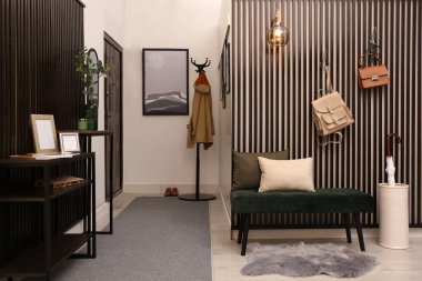 Moda mobilya ve resimlerle dolu modern koridor.