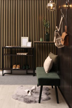 Boş çerçeveler ve yeşil dallar koridordaki konsol masasında