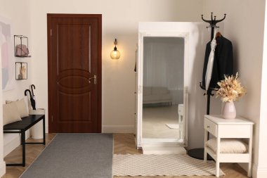 Moda mobilya ve aynalarla dolu modern koridor.