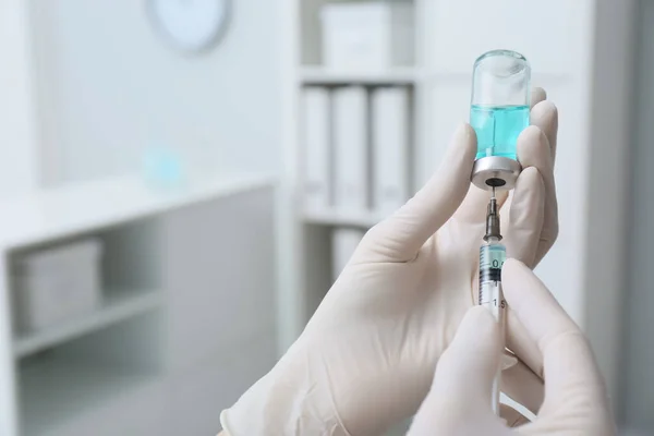 Arzt Füllt Spritze Mit Medikamenten Aus Fläschchen Krankenhaus Nahaufnahme — Stockfoto