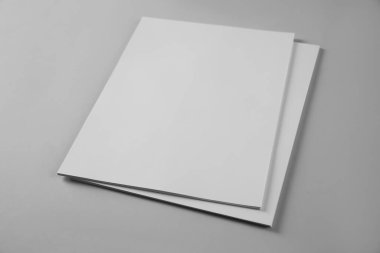 Gri arka planda boş broşürler. Tasarım için model