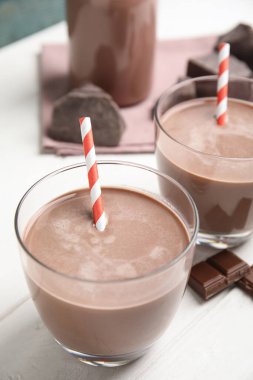 Beyaz ahşap masada lezzetli çikolatalı süt.